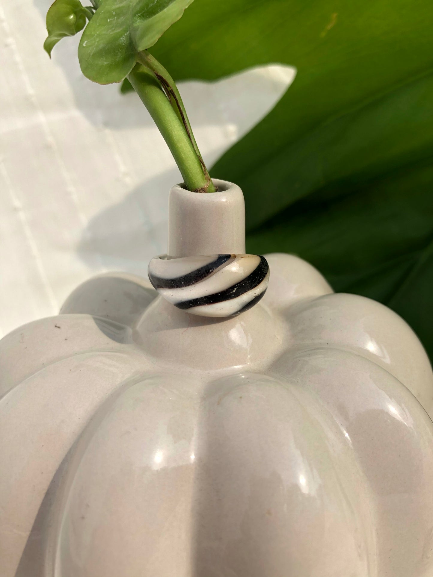 RAVEN GLASS RING